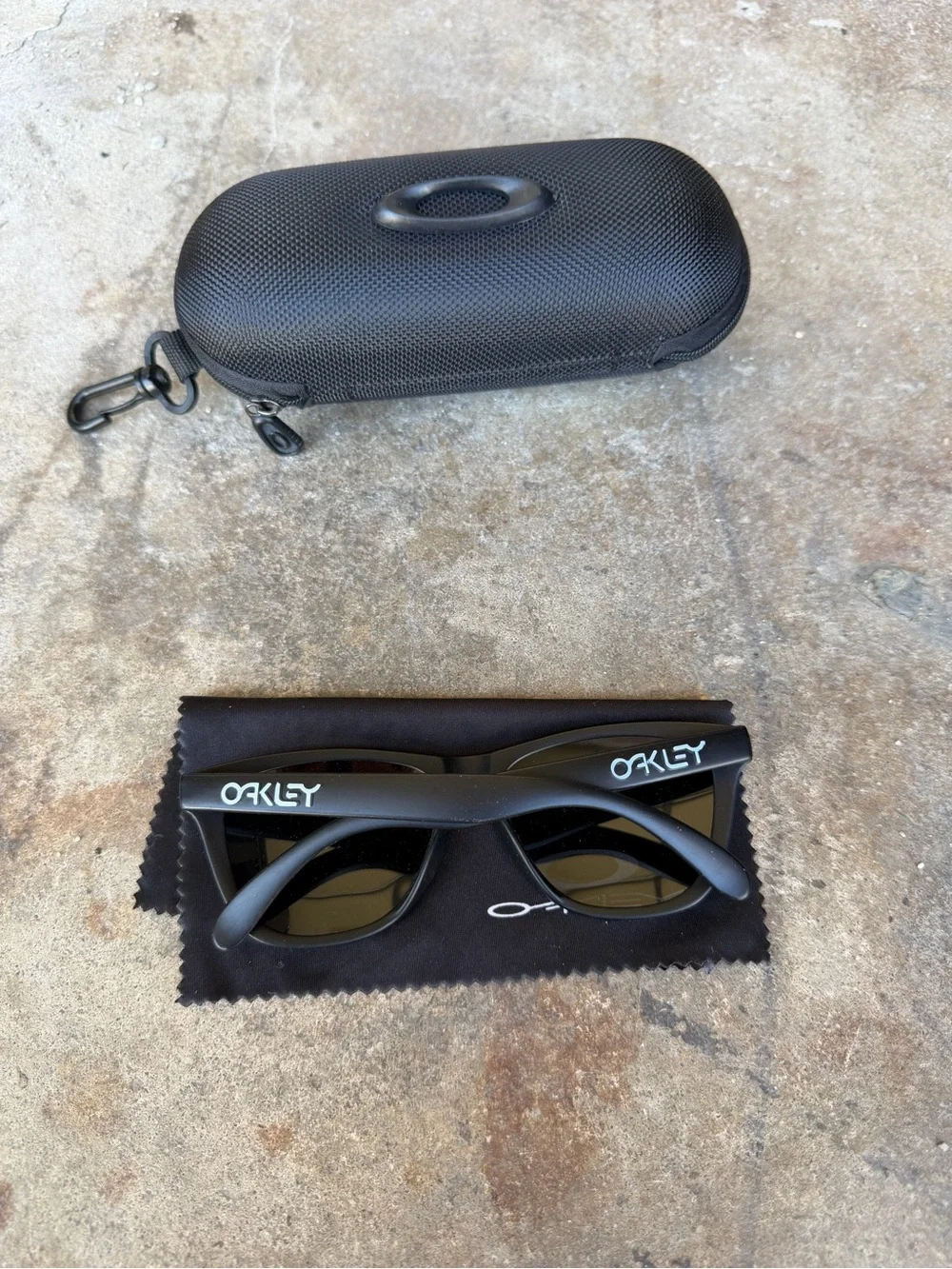 Oakley Frogskin Sunglasses Matte Black Iridium Polarized Prizm Lens